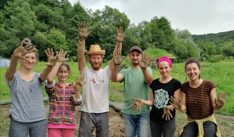 Nem csak az anyag, nem feltétlenül az építkezés, hanem az emberek azok, akik a különbséget adják •  Fotó: Forrás: Németh János családi archívuma