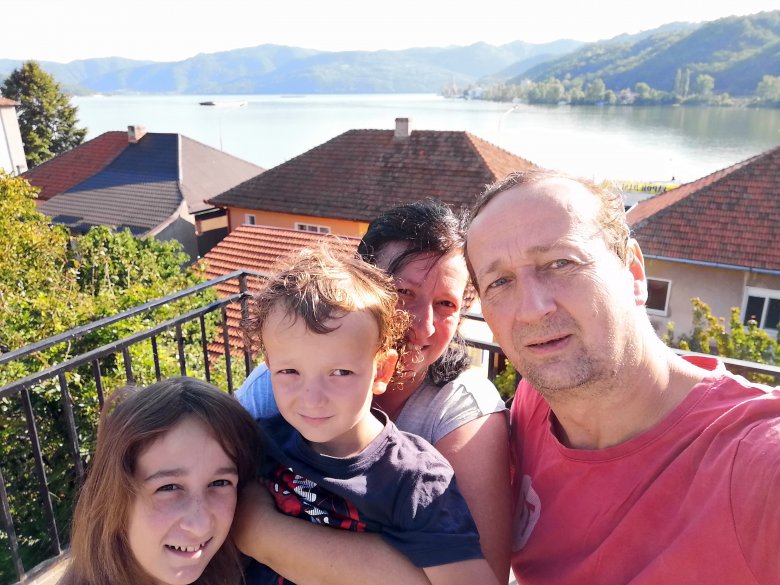 „Munkaerő” a házépítéshez, másképpen mondva a Németh család •  Fotó: Forrás: Németh János családi archívuma