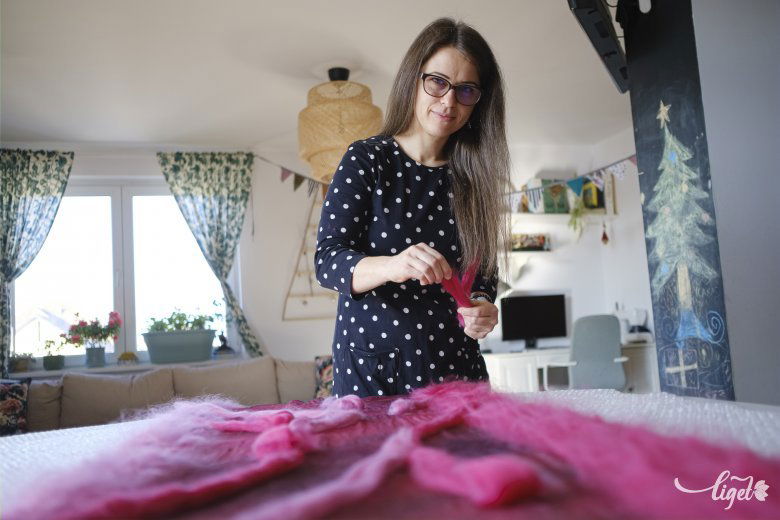 Csató Adélnak azt a pluszt, amire a lelke vágyott, a nemezelés adta meg •  Fotó: Veres Nándor