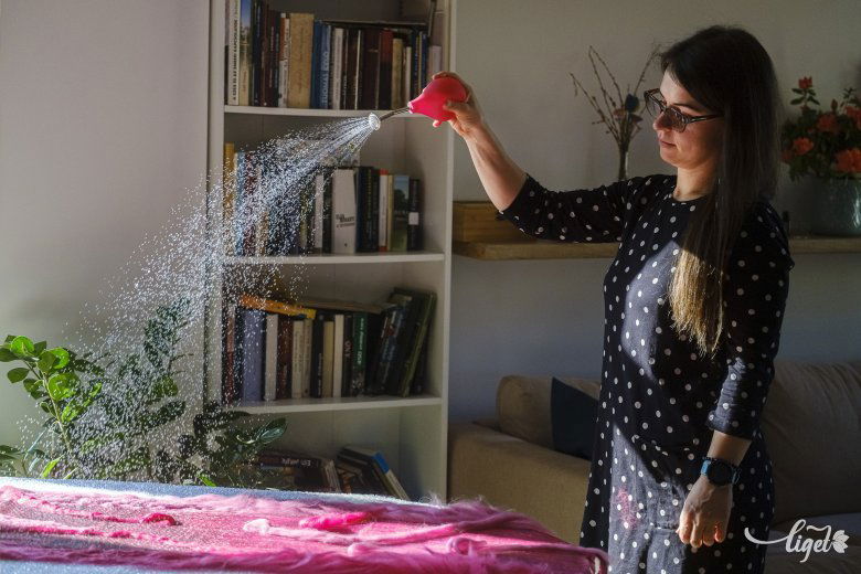 Víz, szappan és gyapjú, na meg türelem szükséges •  Fotó: Veres Nándor
