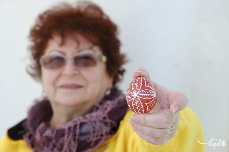 „Három éven keresztül küldtem el Budapestre közel ötven darab tojást, és ennek nyomán kaptam meg a népi iparművész címet” – mondja Fehér Gizella Mária •  Fotó: Veres Nándor
