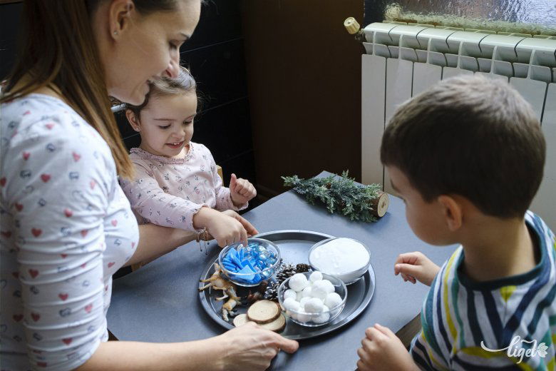 Néhány kellék, és indulhat a napi foglalkozás. Terítéken a tél •  Fotó: Veres Nándor