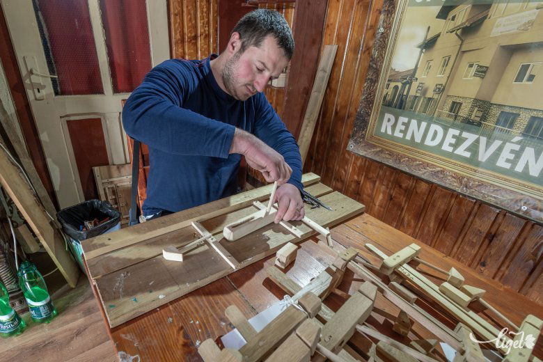 Ebben a műhelyben minden kézzel készül – mondja Lőrincz Sándor •  Fotó: Pinti Attila
