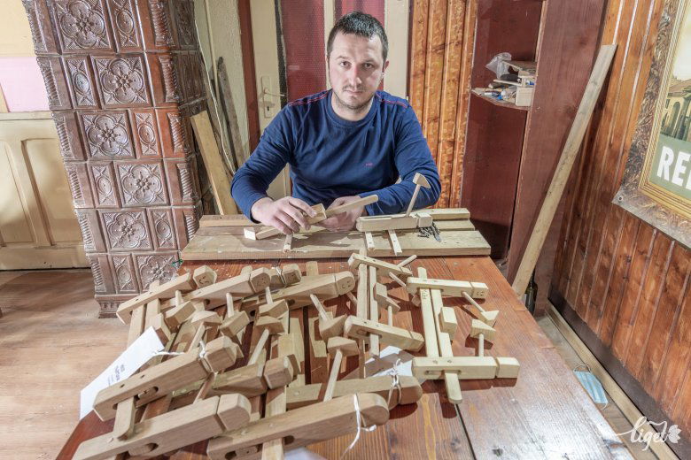 Készül az egyedi Máza fakalapács •  Fotó: Pinti Attila