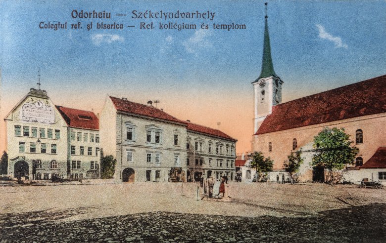 Képeslap az 1910-es évekből, a templommal szemben az 1912-ben kibővített Református Kollégium •  Fotó: Balázs Attila magángyűjteménye / Civilek az  Örökségért Mozgalom