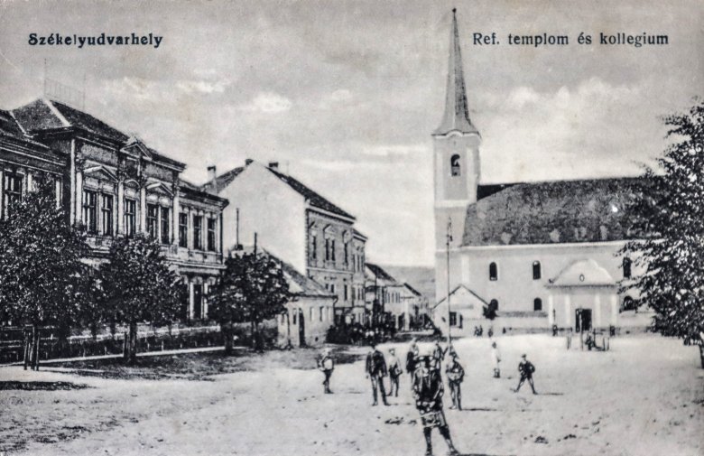 A huszadik század elején így uralta a Felső Piactér látványát a templom, a kollégium és a Mária Valéria Gyerekkert •  Fotó: Balázs Attila magángyűjteménye / Civilek az  Örökségért Mozgalom