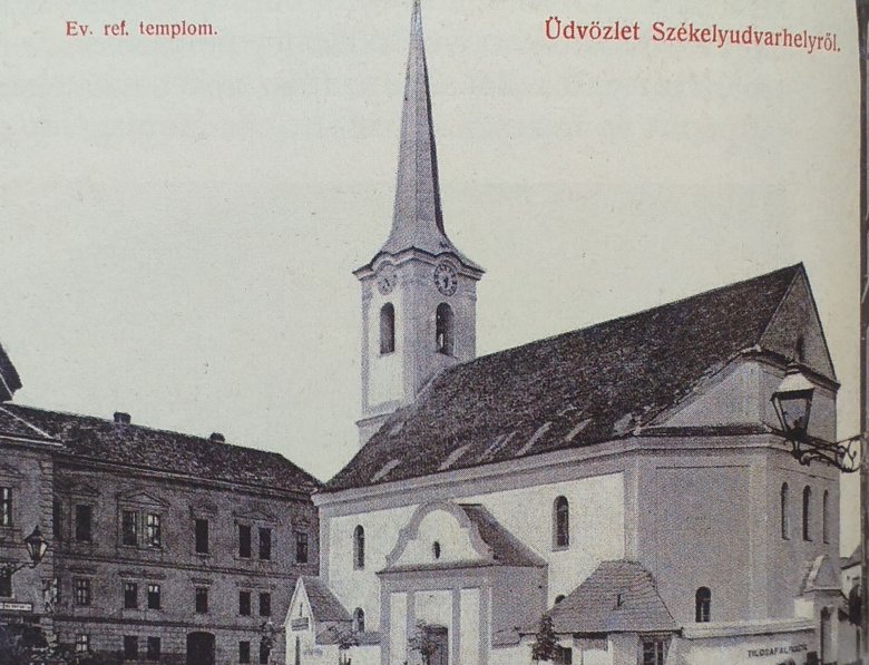 Tilos a felfestés – hirdeti a felirat a templom falán •  Fotó: Forrás: Vofkori György: Székelyudvarhely – Várostörténeti képekb