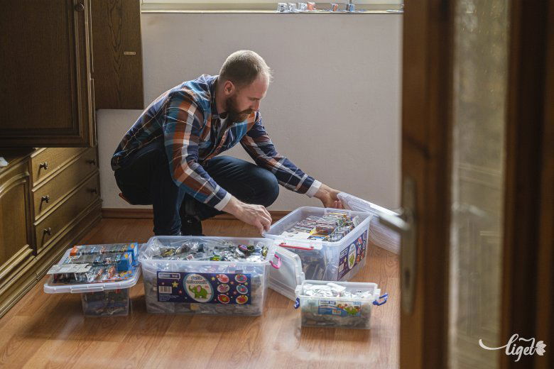Zajlik a szelektálás. Tulajdonképpen átmenti a régi idők játékait a ma gyermekeinek •  Fotó: Veres Nándor