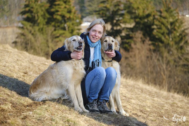 Szénási Mariann és két kutyája. Új megközelítést hozott Székelyföldre •  Fotó: Veres Nándor