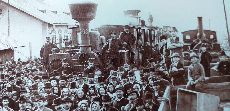 1888. március 15-én, az első székely gőzös megérkezésekor: Ugron Gábor a mozdonyra felkapaszkodva, középen, szemüvegben •  Fotó: Forrás: Vofkori György könyve