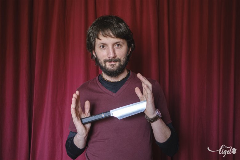 Vizi Géza. Fontos számára, hogy minőségi késeket készítsen •  Fotó: Veres Nándor