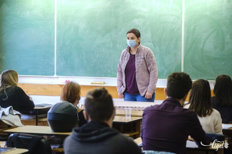 Szeretem, ha a diákok gondolkodnak, imádom, ha kérdeznek – mondja Zsombori Gabriella •  Fotó: Veres Nándor