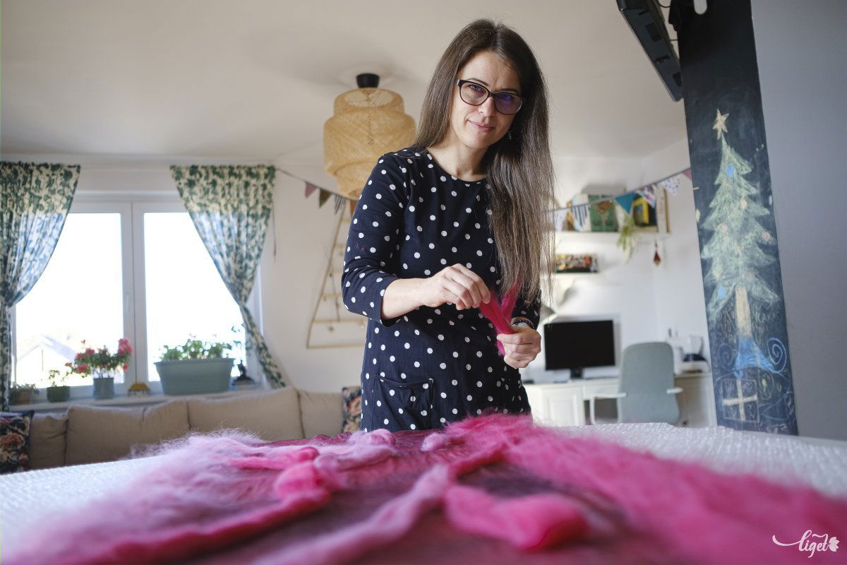 Csató Adélnak azt a pluszt, amire a lelke vágyott, a nemezelés adta meg •  Fotó: Veres Nándor