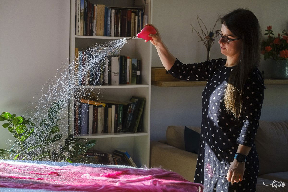 Víz, szappan és gyapjú, na meg türelem szükséges •  Fotó: Veres Nándor