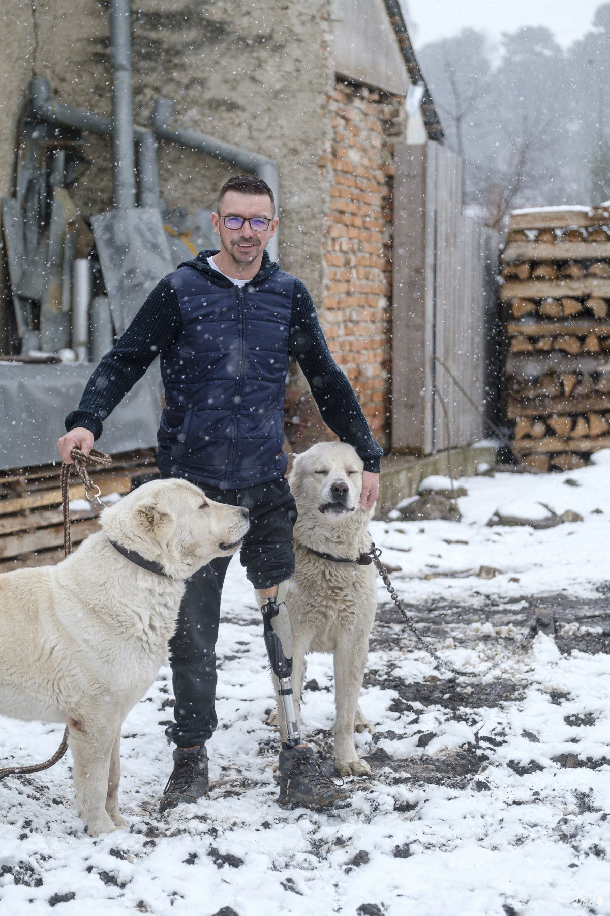 Róbert és kedvenc kutyái •  Fotó: Veres Nándor