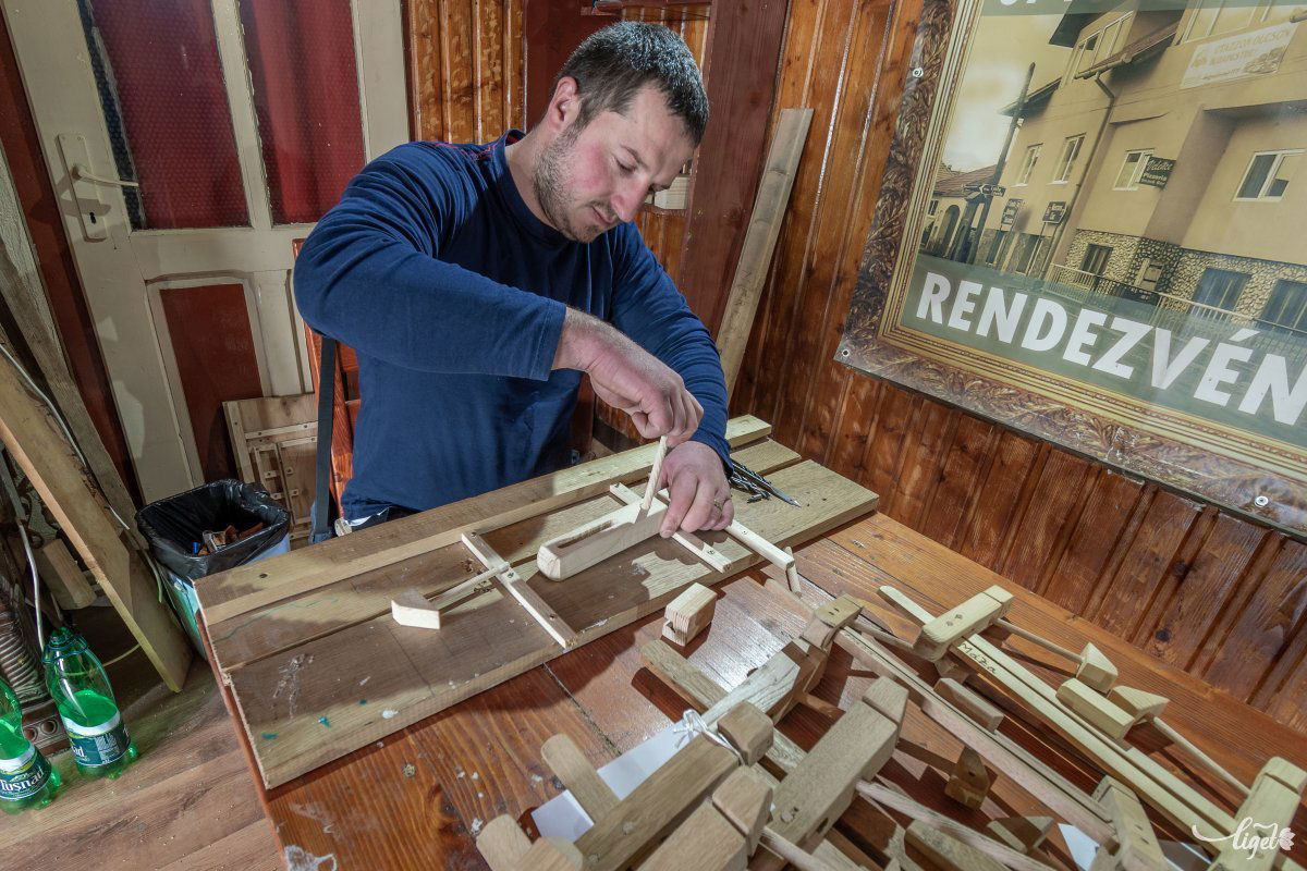 Ebben a műhelyben minden kézzel készül – mondja Lőrincz Sándor •  Fotó: Pinti Attila