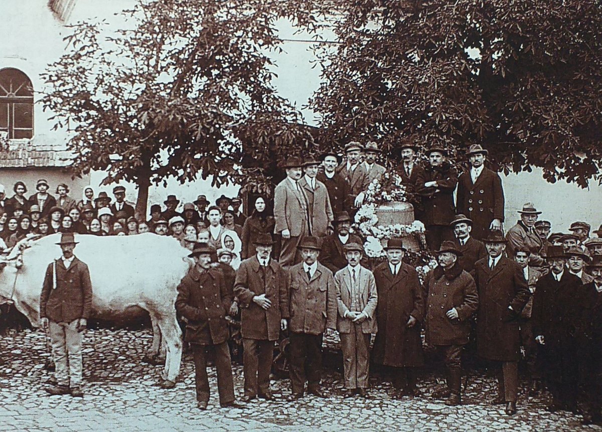 1926-ban az új harangot ökrösszekérrel vontatták a vonatállomástól a templomig •  Fotó: Forrás: Vofkori György: Székelyudvarhely – Várostörténeti képekb