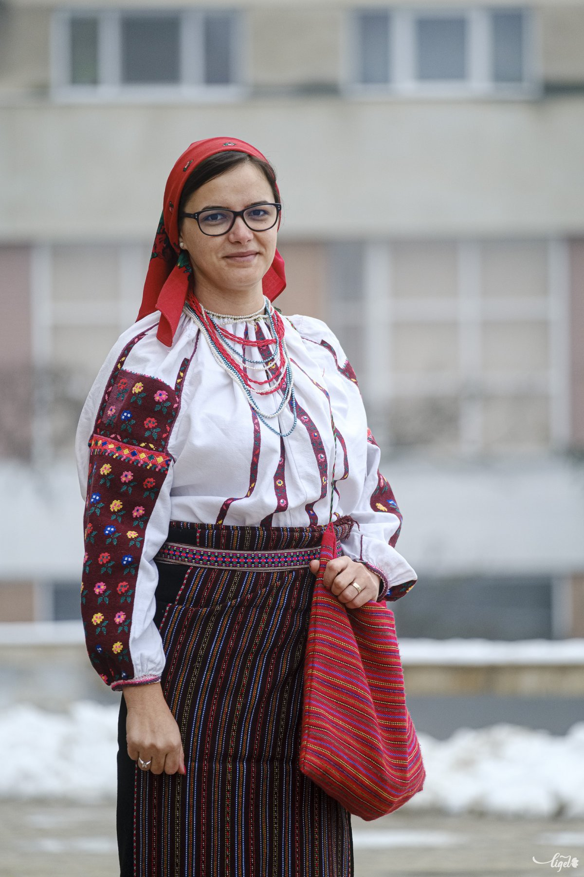 Mindig büszkén ölti fel a viseletet, és úgy tartja, fontos útravalót kapott a tarisznyájába •  Fotó: Veres Nándor