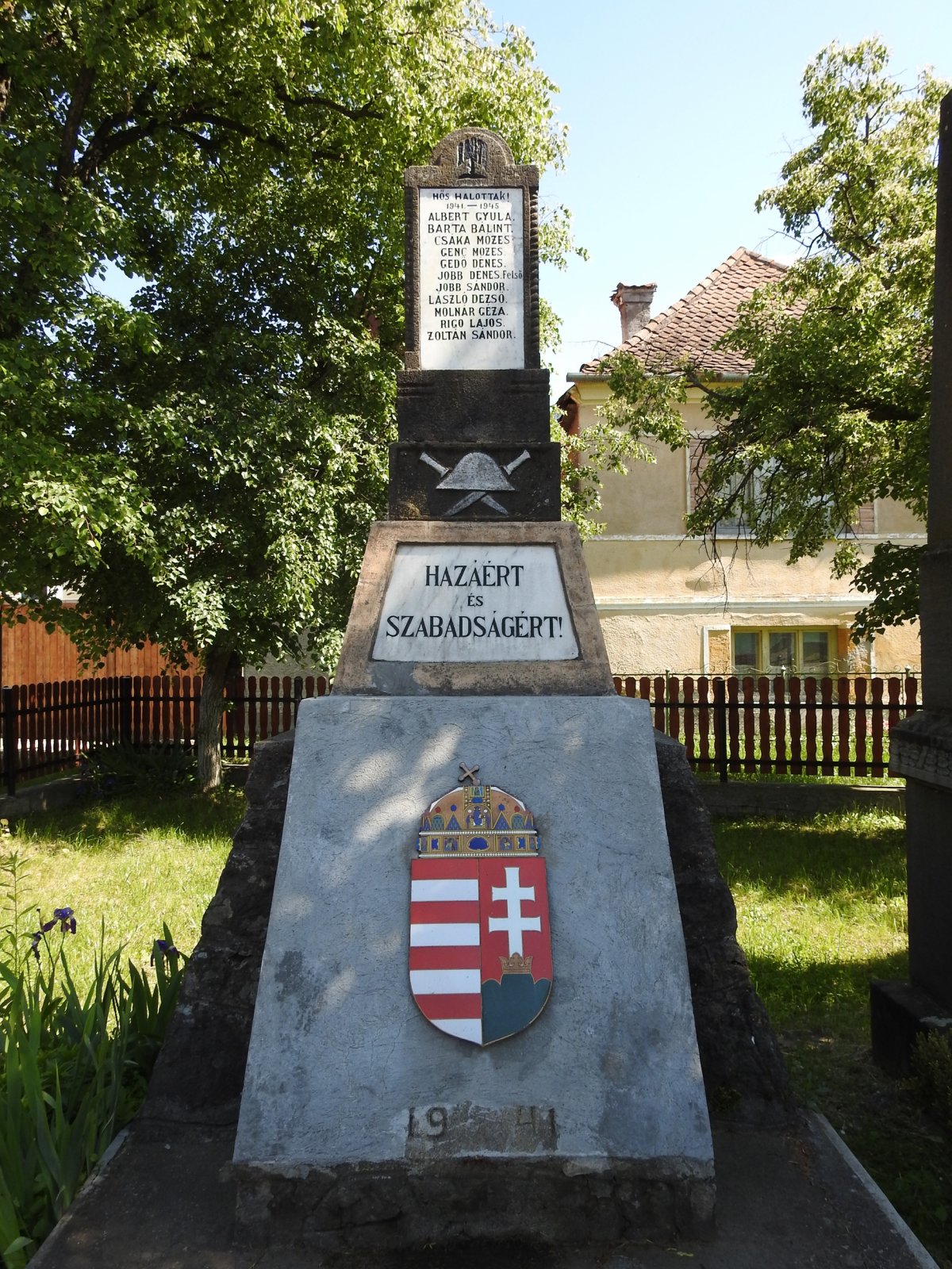 A városfalvi emlékmű. Tisztelet a hősöknek •  Fotó: Bodó István