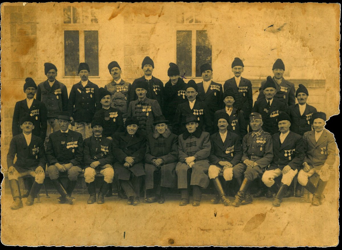 Vitézi avatás, Csíkszeredában, 1942. Felső sor, jobbról első: Vitéz Bodó Lajos •  Fotó: Bodó István személyes archívuma