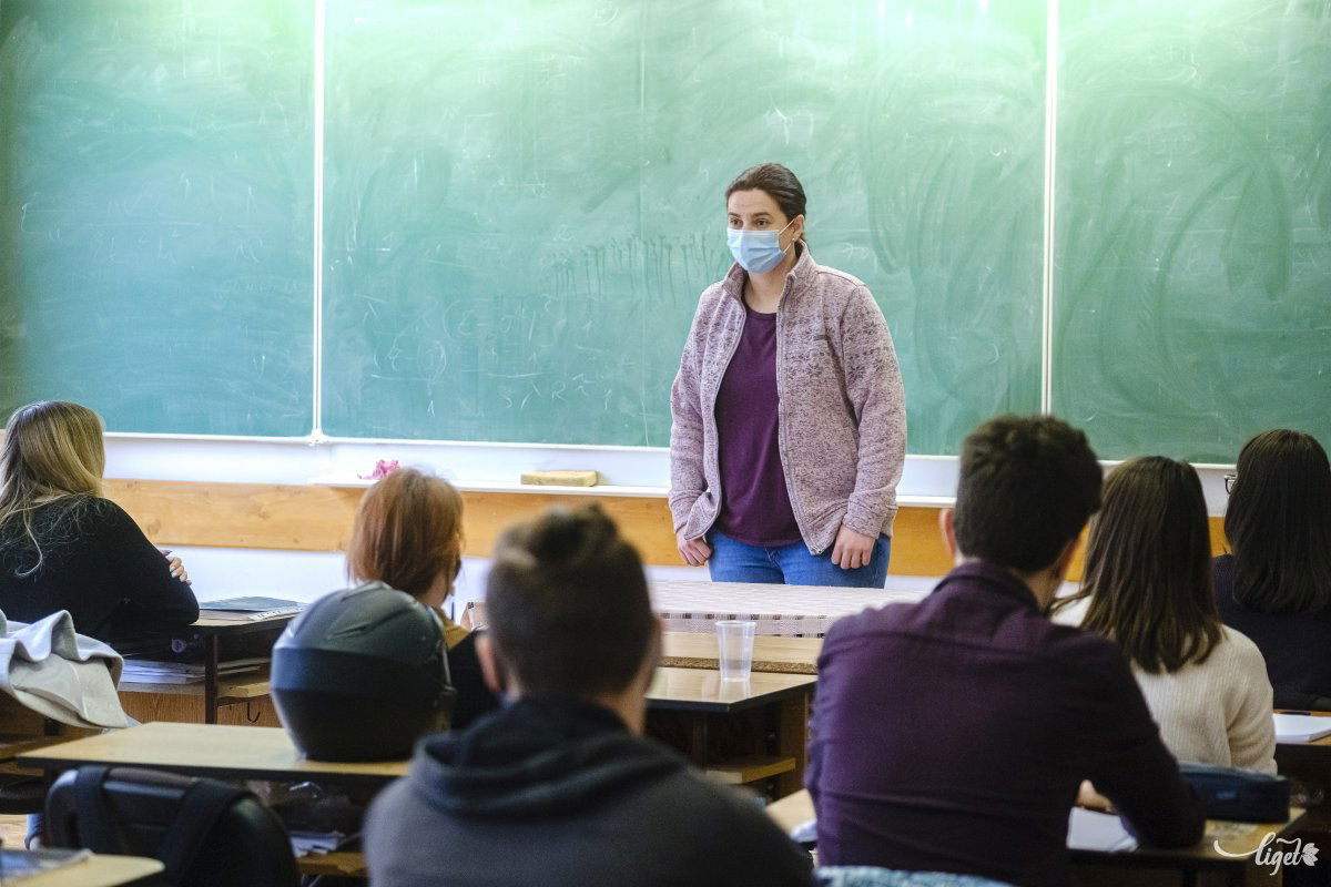 Szeretem, ha a diákok gondolkodnak, imádom, ha kérdeznek – mondja Zsombori Gabriella •  Fotó: Veres Nándor