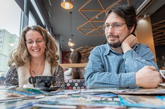Csicsón keresztül a világból. Képeslapok Járyéknak, szeretettel