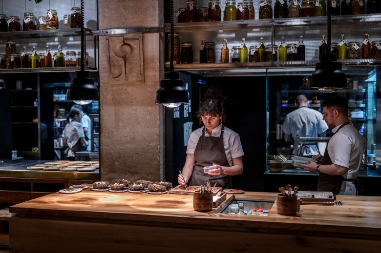 Makai Edina, a Michelin-csillagos Salt Budapest szakácsa •  Fotó: Horpáczi Dávid