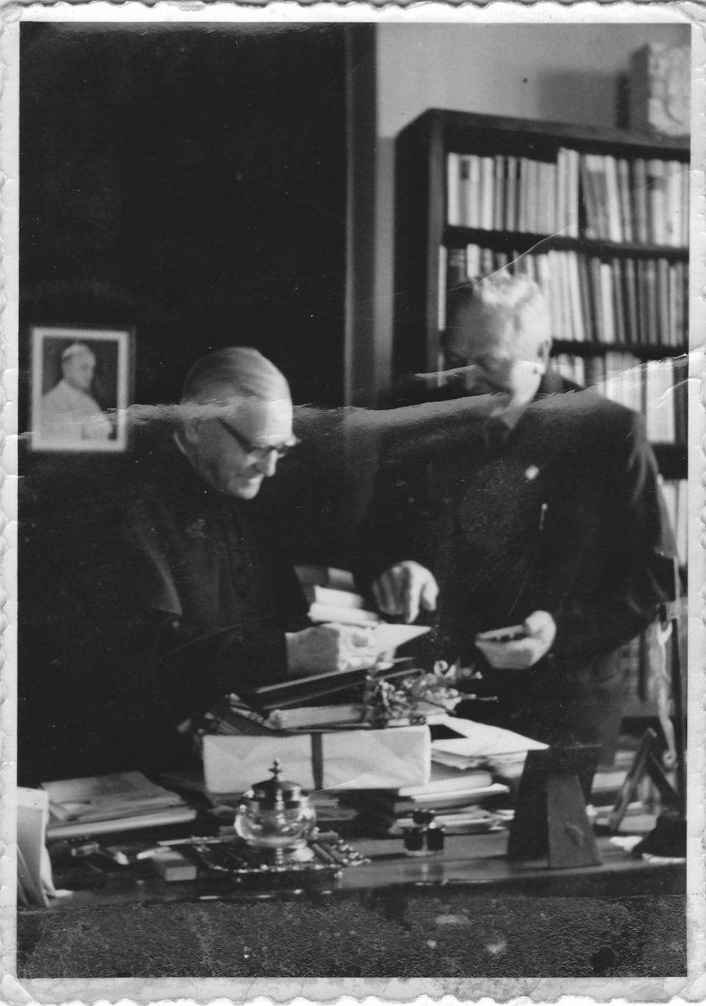 Márton Áron a dolgozószobájában 1976-ban •  Fotó: Archív felvétel: Gyulafehérvári Római Katolikus Érsekség