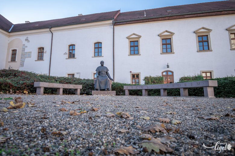 Márton Áron püspök szobra az érseki palota udvarán •  Fotó: Pinti Attila