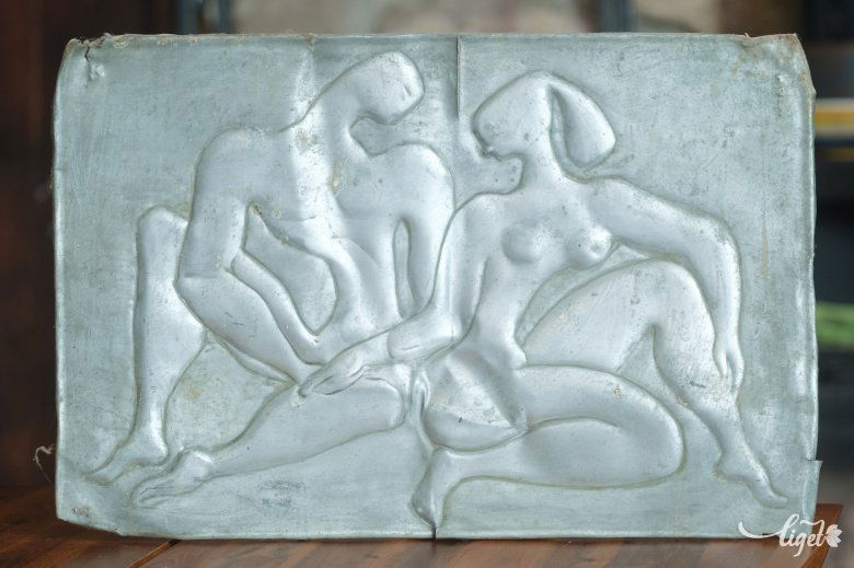 Daphnis és Cloé – horganylemez, 50x35 cm, 1965. A zsögödi házban található •  Fotó: Veres Nándor