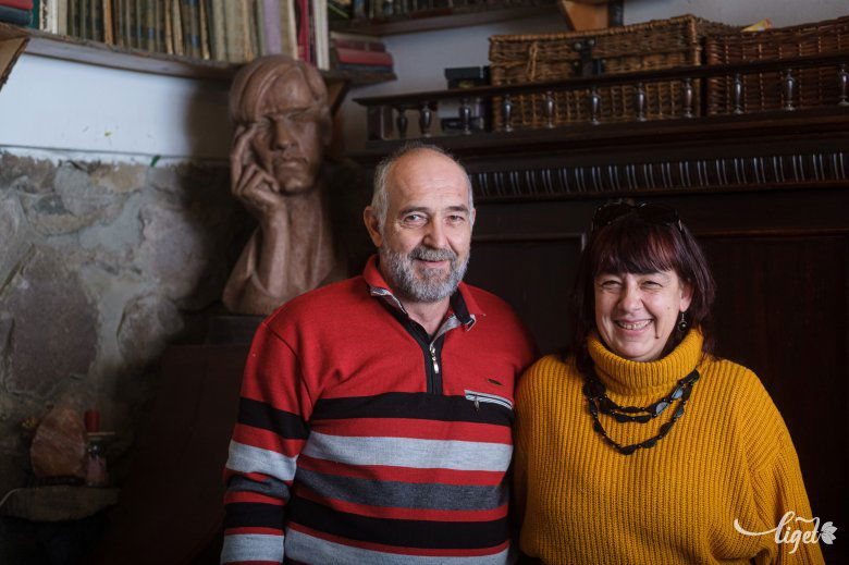 Váncsa Gábor és Puskás Szilárda Ágnes a zsögödi házban. Háttérben az Öcsém című szobor •  Fotó: Veres Nándor