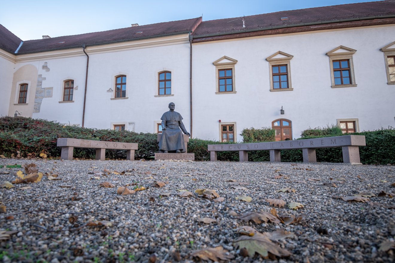 Márton Áron püspök szobra az érseki palota udvarán •  Fotó: Pinti Attila