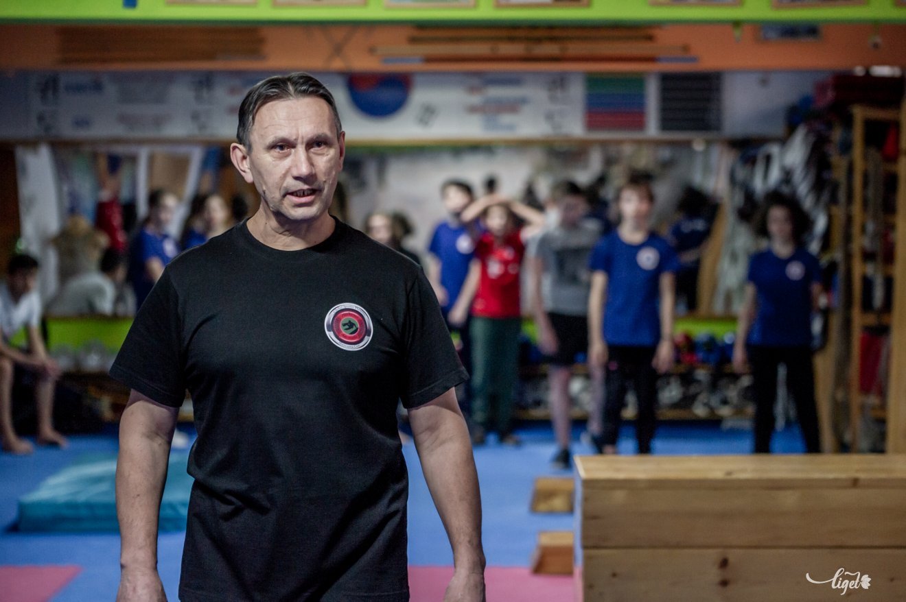 Testtudatosság, koncentráció és erőnlét, ezek szükségesek a parkournak – mondja Simó Mihály ötdanos tekvandómester •  Fotó: Pinti Attila