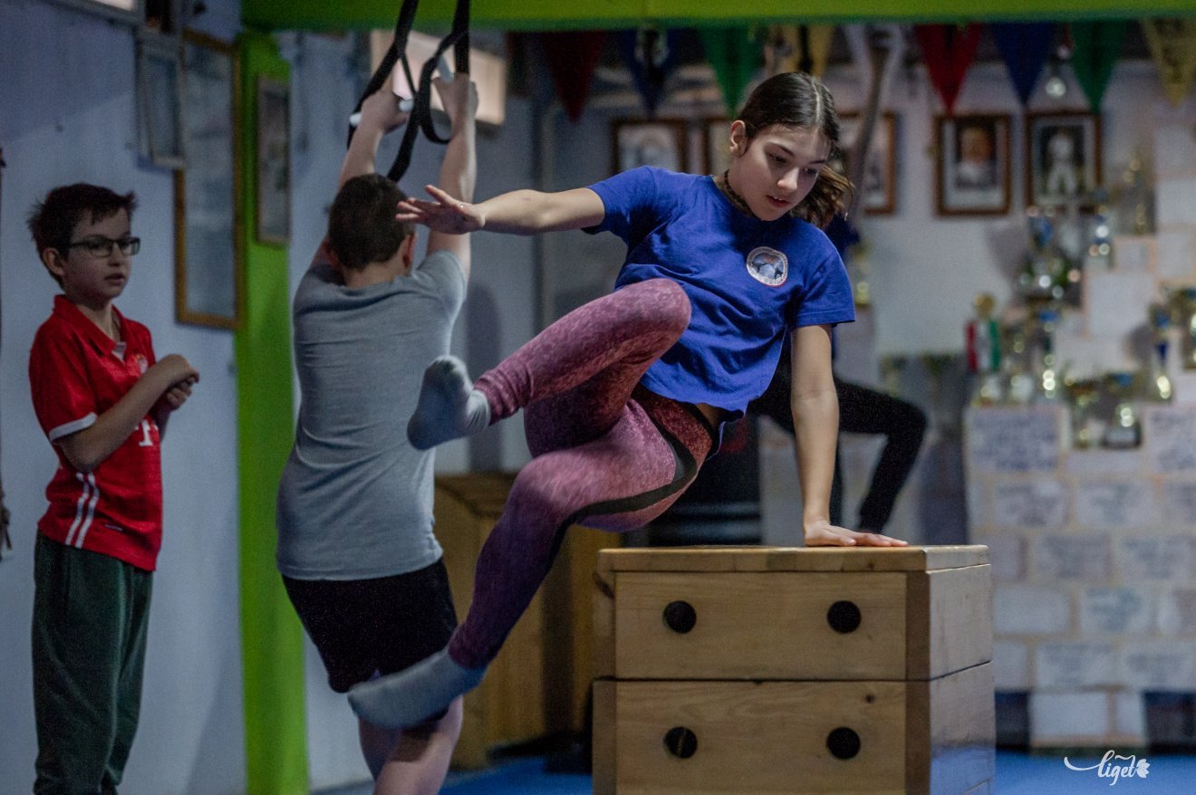 Lányok és fiúk körében is egyaránt népszerű a parkour •  Fotó: Pinti Attila