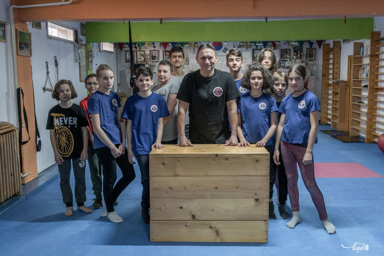 Simó Mihály elsősorban azoknak a lányoknak, fiúknak ajánlja, akiktől nem idegen az ilyen jellegű mozgáskultúra •  Fotó: Pinti Attila