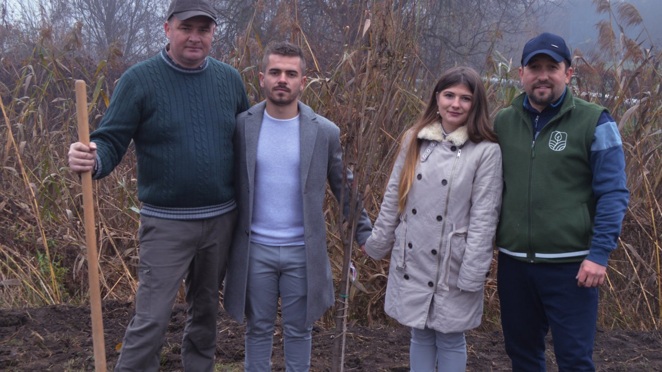 A kert rendezése közben. Középen Gyarmati Andrea és Crăciuni Richárd •  Fotó: Forrás: Crăciun Richárd