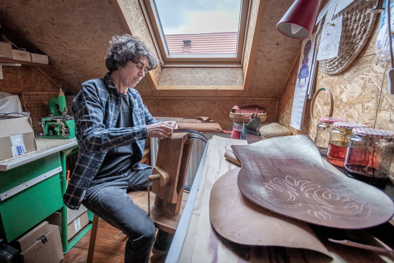 A bőr szerelmese munka közben •  Fotó: Pinti Attila