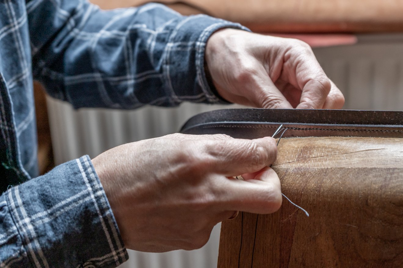 Egy puha bőrt inkább tűvel, cérnával ajánlott összevarrni •  Fotó: Pinti Attila