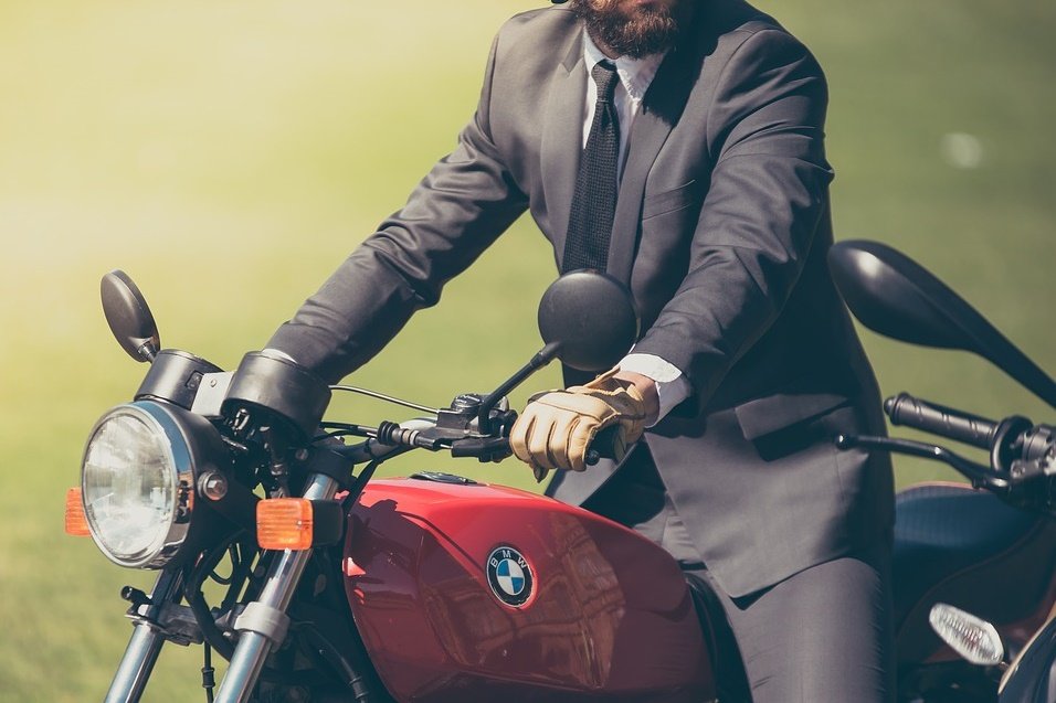 Stílusosan, még motorbiciklivel is megy •  Fotó: Pixabay.com