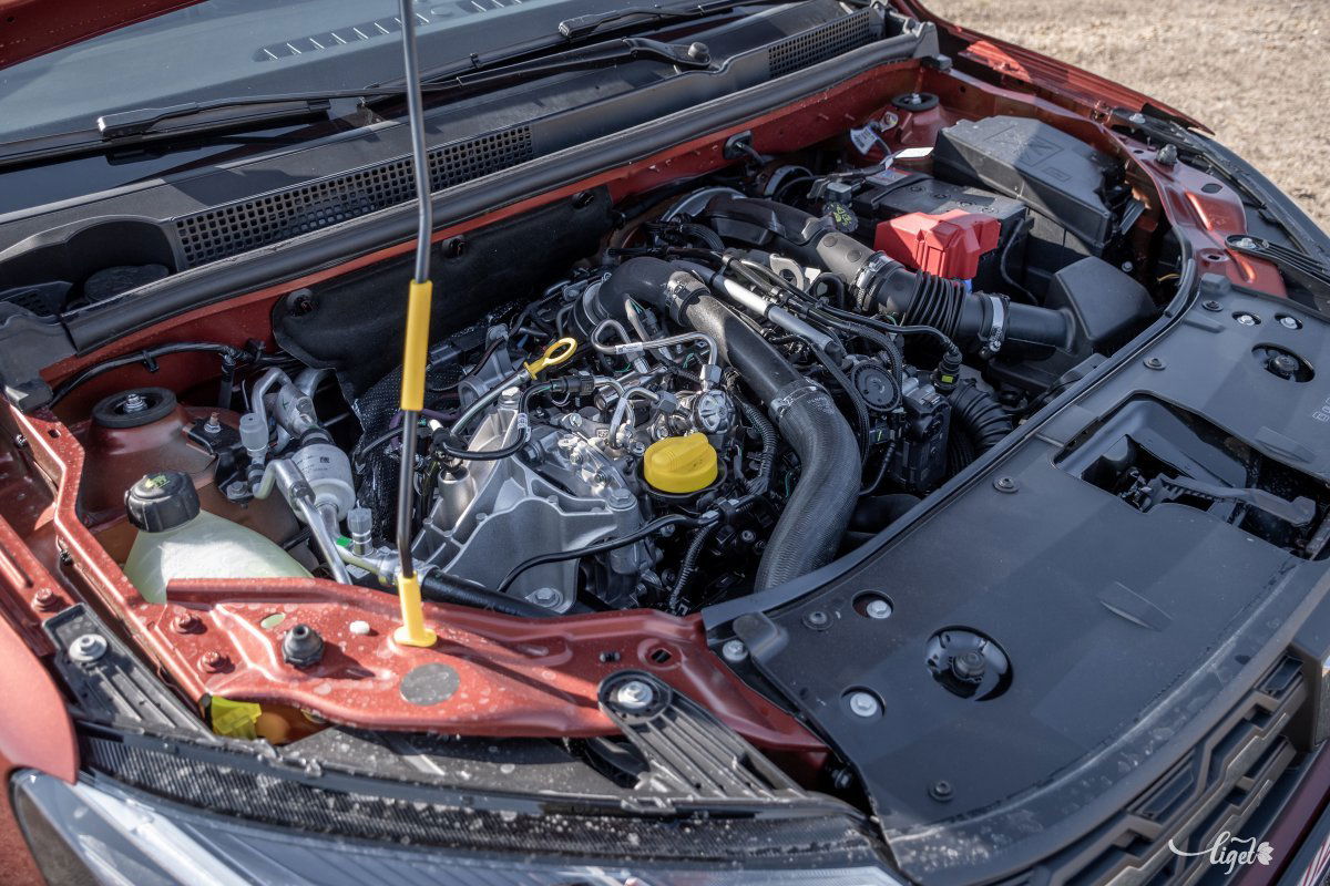 Apró, de erős a háromhengeres benzinmotor. Jövőre érkezik a hibrid •  Fotó: Pinti Attila
