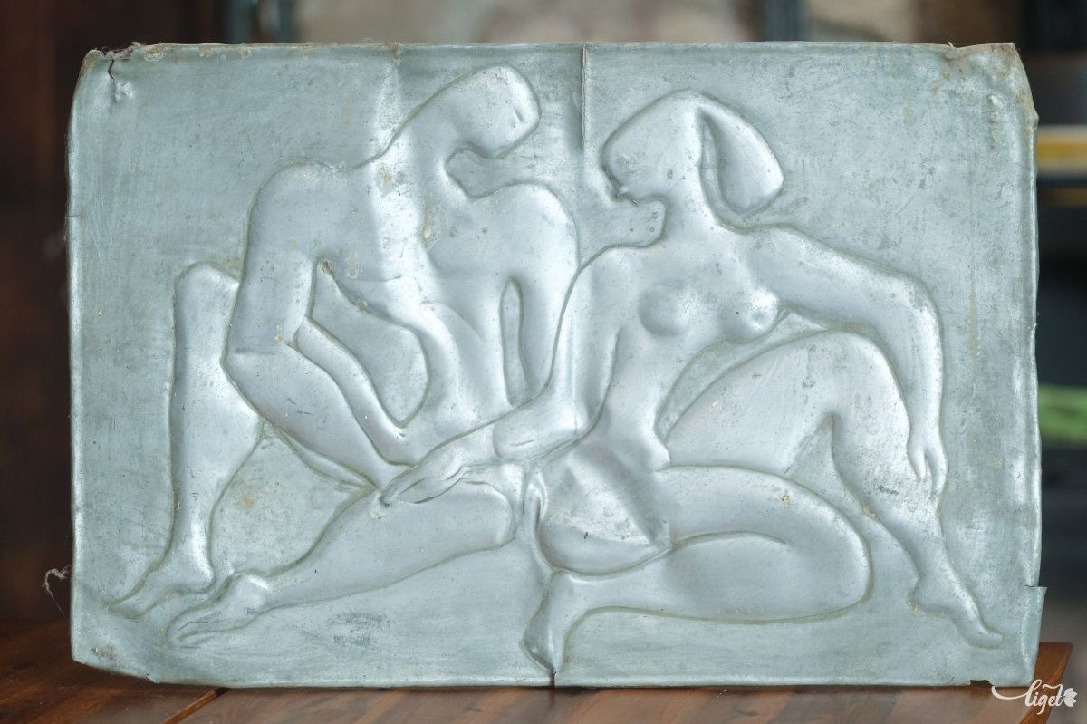 Daphnis és Cloé – horganylemez, 50x35 cm, 1965. A zsögödi házban található •  Fotó: Veres Nándor
