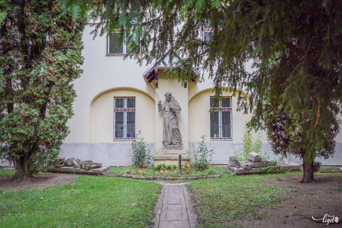 A papnevelde belső udvara •  Fotó: Pinti Attila