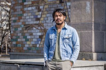 Kénytelen volt Romániáig jönni, hogy rendező lehessen. Kolumbiai direktor a Csíki Játékszínben