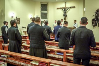 VIDEÓ: Kamerával a papneveldében. Mindennapok a külvilágtól elzárva