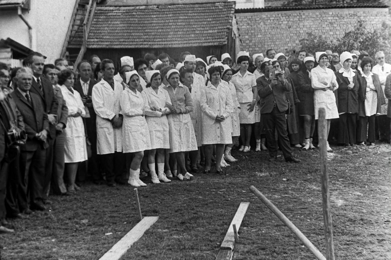 A kórház alkalmazottai 1977-ben, az építkezés kezdetén •  Fotó: Balázs Ferenc/ Face to Face Egyesület
