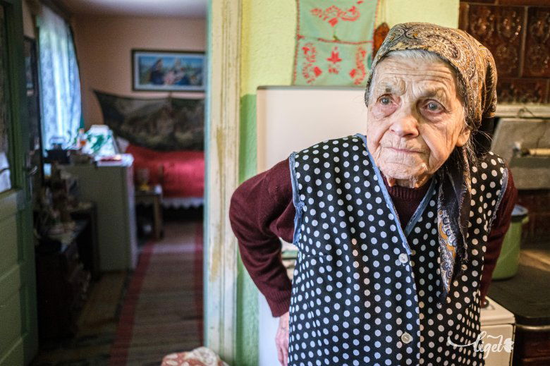 Brigitta néni is tudja, hogy mivel jár a menekülés, milyen az, amikor néhány holmit gyorsan fel kell pakolni, és menteni az életet •  Fotó: Veres Nándor