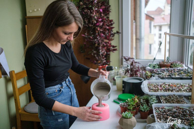 Szilikonformába kerül a beton, •  Fotó: Veres Nándor