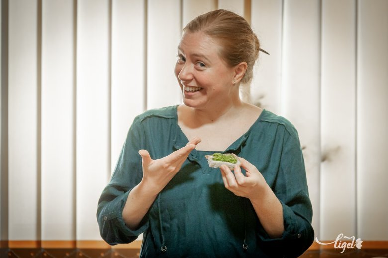 Sántha Zsuzsa és a saját recept szerint elkészült medvehagymapesztó •  Fotó: Pinti Attila