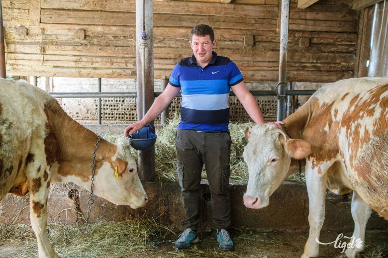 A fiatal gazda büszkeségei •  Fotó: Veres Nándor