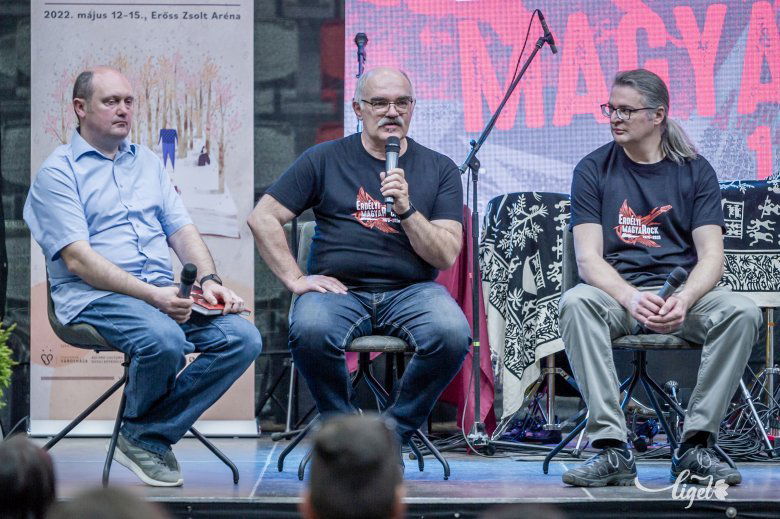 A Csíkszeredai Könyvvásáron mutatták be elsőként a kötetet •  Fotó: Pinti Attila